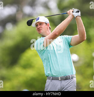 Humble, Texas, USA. 1. April 2017. Hudson Swafford trifft ein Schuss des t-Stücks in der dritten Runde der Shell Houston Open im Golf Club in Houston in Humble, Texas. John Glaser/CSM/Alamy Live-Nachrichten Stockfoto