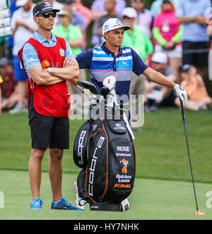 Humble, Texas, USA. 1. April 2017. Rickie Fowler wartet auf hit Schuss in der dritten Runde der Shell Houston Open im Golf Club in Houston in Humble, Texas. John Glaser/CSM/Alamy Live-Nachrichten Stockfoto