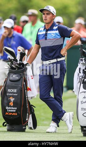 Humble, Texas, USA. 1. April 2017. Rickie Fowler wartet auf einen Schuss in der dritten Runde der Shell Houston Open im Golf Club in Houston in Humble, Texas. John Glaser/CSM/Alamy Live-Nachrichten Stockfoto