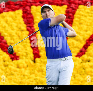 Humble, Texas, USA. 1. April 2017. Russell Henley Abschlag auf das 18. Loch während der dritten Runde der Shell Houston Open im Golf Club in Houston in Humble, Texas. John Glaser/CSM/Alamy Live-Nachrichten Stockfoto