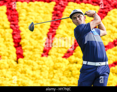 Humble, Texas, USA. 1. April 2017. Rickie Fowler Abschlag auf das 18. Loch während der dritten Runde der Shell Houston Open im Golf Club in Houston in Humble, Texas. John Glaser/CSM/Alamy Live-Nachrichten Stockfoto