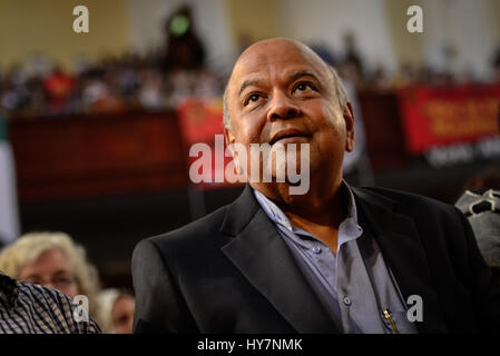 Johannesburg, Ahmed Kathrada in Johannesburg City Hall? South? Afrika. 1. April 2017. Pravin Gordhan, ehemalige südafrikanische Finanzminister, kümmert sich ein Gedenkgottesdienst für Ahmed Kathrada in Johannesburg City Hall? South? Afrika, am 1. April 2017. Ahmed Kathrada Foundation, Nelson-Mandela-Stiftung und South African Communist Party statt eine Trauerfeier für Anti-Apartheid tapferen Ahmed Kathrada, gestorben am Dienstagmorgen bei 87. Bildnachweis: Zhai Jianlan/Xinhua/Alamy Live-Nachrichten Stockfoto