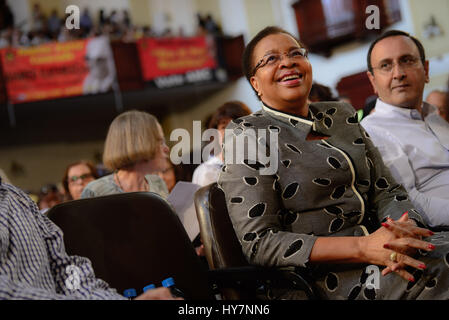 Johannesburg, Ahmed Kathrada in Johannesburg City Hall? South? Afrika. 1. April 2017. Graca Machel? Witwe des späten ehemaligen südafrikanischen Präsidenten Nelson Mandela, nimmt an einer Trauerfeier für Ahmed Kathrada in Johannesburg City Hall? South? Afrika, am 1. April 2017. Ahmed Kathrada Foundation, Nelson-Mandela-Stiftung und South African Communist Party statt eine Trauerfeier für Anti-Apartheid tapferen Ahmed Kathrada, gestorben am Dienstagmorgen bei 87. Bildnachweis: Zhai Jianlan/Xinhua/Alamy Live-Nachrichten Stockfoto