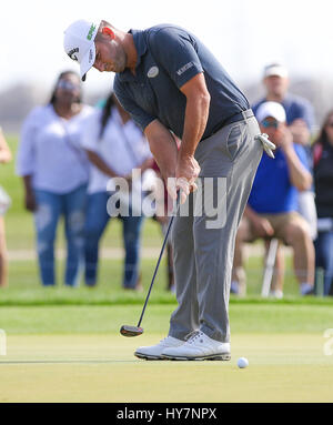 Humble, Texas, USA. 1. April 2017. Bernd Wiesberger schlägt eine Put während der dritten Runde der Shell Houston Open im Golf Club in Houston in Humble, Texas. John Glaser/CSM/Alamy Live-Nachrichten Stockfoto