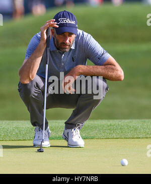 Humble, Texas, USA. 1. April 2017. Geoff Ogilvy Größen während der dritten Runde der Shell Houston Open im Golf Club in Houston in Humble, Texas, ein Putt. John Glaser/CSM/Alamy Live-Nachrichten Stockfoto