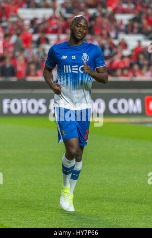 Lissabon, Portugal. 1. April 2017. PortoÕs Mittelfeldspieler aus Portugal Danilo Pereira (22) beim Aufwärmen für das Spiel SL Benfica V FC Porto © Alexandre de Sousa/Alamy Live News Stockfoto