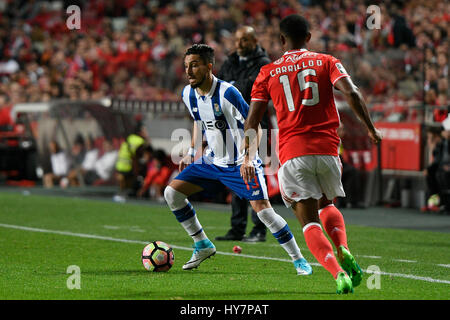 Portugal, Lissabon, 1. April 2017 - Fußball: PORTUGAL x FC PORTO - Verteidiger Alex Telles #13 PortoÕs aus Brasilien (L) steuert der Ball während Andre Carrillo #15 BenficaÕs von Peru (R) nach vorne folgt während der ersten portugiesischen Liga Fußballspiel zwischen SL Benfica und FC Porto in Luz Stadium am 1. April 2017 in Lissabon, Portugal. Foto: Bruno de Carvalho / Alamy Stockfoto