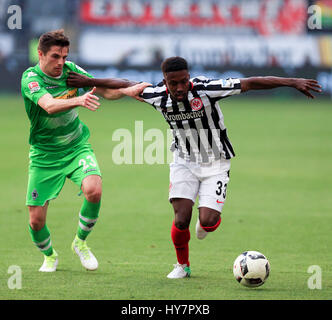 Frankfurt am Main, Deutschland. 1. April 2017. Jonas Hofmann (L) der Borussia Moenchengladbach wetteifert mit Taleb Tawatha von Eintracht Frankfurt während des Bundesliga-Spiels in Commerzbank-Arena in Frankfurt am Main, 1. April 2017. Bildnachweis: Luo Huanhuan/Xinhua/Alamy Live-Nachrichten Stockfoto