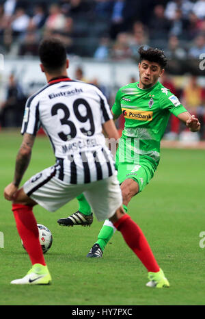 Frankfurt am Main, Deutschland. 1. April 2017. Dahoud (R) von Borussia Mönchengladbach kämpft um den Ball während der Bundesliga-Spiel gegen Eintracht Frankfurt in der Commerzbank Arena in Frankfurt, Deutschland, 1. April 2017. Bildnachweis: Luo Huanhuan/Xinhua/Alamy Live-Nachrichten Stockfoto