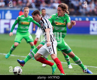 Frankfurt am Main, Deutschland. 1. April 2017. Branimir Hrgota (vorne) von Eintracht Frankfurt kämpft um den Ball während der Bundesliga-Partie gegen Borussia Moenchengladbach in Commerzbank-Arena in Frankfurt am Main, 1. April 2017. Bildnachweis: Luo Huanhuan/Xinhua/Alamy Live-Nachrichten Stockfoto