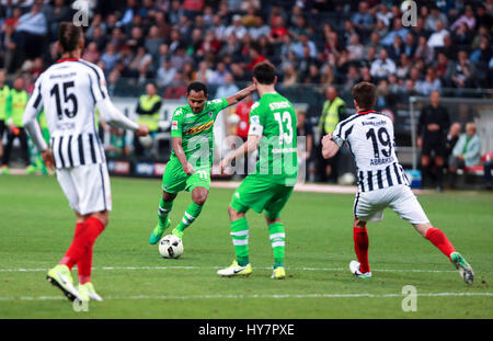 Frankfurt am Main, Deutschland. 1. April 2017. Raffael (L2) von Borussia Moenchengladbach schießt den Ball während der Bundesliga-Spiel gegen Eintracht Frankfurt in der Commerzbank Arena in Frankfurt, Deutschland, 1. April 2017. Bildnachweis: Luo Huanhuan/Xinhua/Alamy Live-Nachrichten Stockfoto