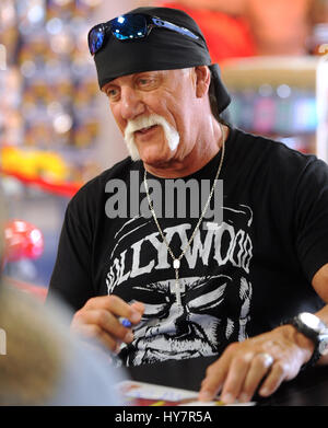 Orlando, Florida, USA. 1. April 2017. Halb-pensionierter Profi-Wrestler Terry Gene Bollea, besser bekannt unter seinem Ring Namen Hulk Hogan, gibt Autogramme für die Fans im Hogan Beach Shop, seine Retail Merchandise-Store eröffnet am 30. März 2017 in Orlando, Florida. Bildnachweis: Paul Hennessy/Alamy Live-Nachrichten Stockfoto