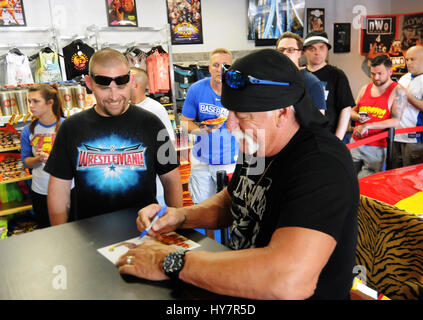 Orlando, Florida, USA. 1. April 2017. Halb-pensionierter Profi-Wrestler Terry Gene Bollea, besser bekannt unter seinem Ring Namen Hulk Hogan, gibt Autogramme für die Fans im Hogan Beach Shop, seine Retail Merchandise-Store eröffnet am 30. März 2017 in Orlando, Florida. Bildnachweis: Paul Hennessy/Alamy Live-Nachrichten Stockfoto