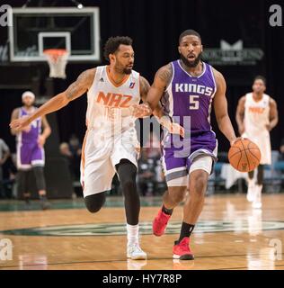 Reno, Nevada, USA. 1. April 2017. Reno Bighorn Guard PE'SHON HOWARD (5) Laufwerke gegen Northern Arizona Suns Guard XAVIER SILAS (13) während der NBA D-League Basketball-Spiel zwischen den Reno Dickhornschafe und die Northern Arizona Sonnen im Reno Events Center in Reno, Nevada. Bildnachweis: Jeff Mulvihill/ZUMA Draht/Alamy Live-Nachrichten Stockfoto