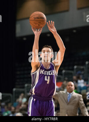 Reno, Nevada, USA. 1. April 2017. Reno Bighorn Guard DAVID STOCKTON (4) schießt für drei während der NBA D-League Basketball-Spiel zwischen Reno Dickhornschafe und die Northern Arizona Sonnen im Reno Events Center in Reno, Nevada. Bildnachweis: Jeff Mulvihill/ZUMA Draht/Alamy Live-Nachrichten Stockfoto