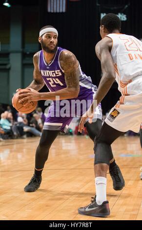 Reno, Nevada, USA. 1. April 2017. Reno Bighorn Center JALEEL COUSINS (24) wirkt gegen Northern Arizona sonnen sich ALEX DAVIS (21) während der NBA D-League Basketball-Spiel zwischen den Reno Dickhornschafe und die Northern Arizona Sonnen im Reno Events Center in Reno, Nevada. Bildnachweis: Jeff Mulvihill/ZUMA Draht/Alamy Live-Nachrichten Stockfoto