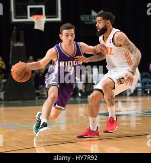 Reno, Nevada, USA. 1. April 2017. Reno Bighorn Guard DAVID STOCKTON (4)-Antriebe gegen Northern Arizona Suns Guard JOSH GRAY (5) während der NBA D-League Basketball-Spiel zwischen den Reno Dickhornschafe und die Northern Arizona Sonnen im Reno Events Center in Reno, Nevada. Bildnachweis: Jeff Mulvihill/ZUMA Draht/Alamy Live-Nachrichten Stockfoto