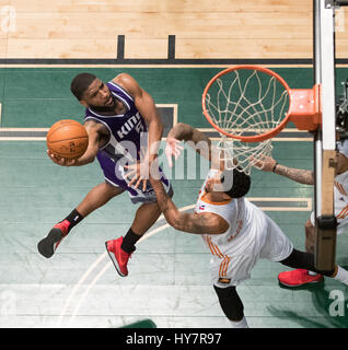 Reno, Nevada, USA. 1. April 2017. Reno Bighorn Guard PE'SHON HOWARD (5) schießt gegen Northern Arizona sonnen sich CHRIS MCCULLOUGH (9) während die NBA D-League Basketball-Spiel zwischen den Reno Dickhornschafe und die Northern Arizona Sonnen im Reno Events Center in Reno, Nevada. Bildnachweis: Jeff Mulvihill/ZUMA Draht/Alamy Live-Nachrichten Stockfoto