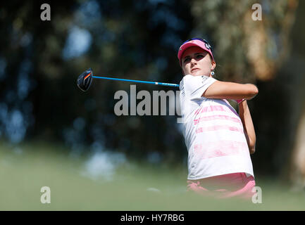 1. April 2017 Lexi Thompson trifft einen Abschlag auf das dritte Loch während der dritten Runde der 2017 ANA Inspiration bei der Dinah Shore Turnieranlage im Mission Hills Country Club in Rancho Mirage, Kalifornien. Charles Baus/CSM Stockfoto