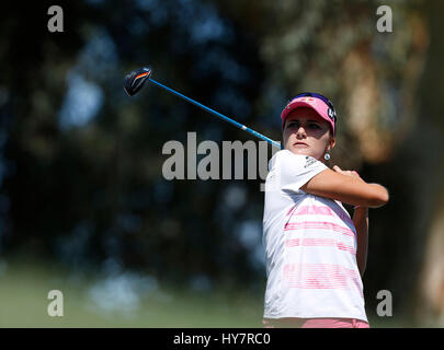 1. April 2017 Lexi Thompson trifft einen Abschlag auf das dritte Loch während der dritten Runde der 2017 ANA Inspiration bei der Dinah Shore Turnieranlage im Mission Hills Country Club in Rancho Mirage, Kalifornien. Charles Baus/CSM Stockfoto