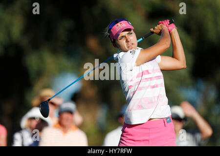 1. April 2017 Lexi Thompson trifft einen Abschlag auf das 16. Loch während der dritten Runde der 2017 ANA Inspiration bei der Dinah Shore Turnieranlage im Mission Hills Country Club in Rancho Mirage, Kalifornien. Charles Baus/CSM Stockfoto