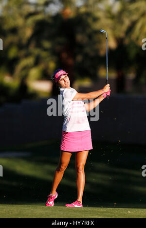 1. April 2017 Lexi Thompson trifft ein Annäherungsschlag am 15. Loch während der dritten Runde der 2017 ANA Inspiration bei der Dinah Shore Turnieranlage im Mission Hills Country Club in Rancho Mirage, Kalifornien. Charles Baus/CSM Stockfoto