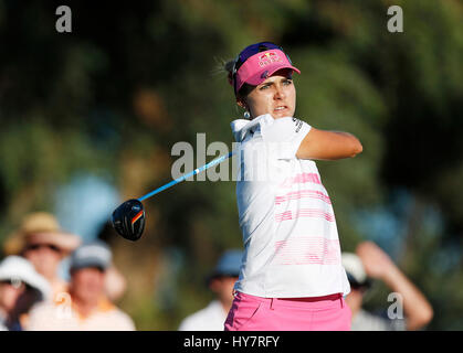 1. April 2017 Lexi Thompson trifft einen Abschlag auf das 16. Loch während der dritten Runde der 2017 ANA Inspiration bei der Dinah Shore Turnieranlage im Mission Hills Country Club in Rancho Mirage, Kalifornien. Charles Baus/CSM Stockfoto