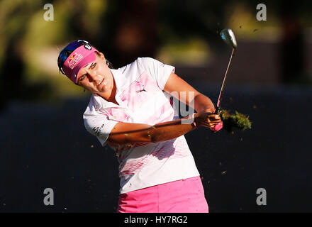 1. April 2017 Lexi Thompson trifft ein Annäherungsschlag am 15. Loch während der dritten Runde der 2017 ANA Inspiration bei der Dinah Shore Turnieranlage im Mission Hills Country Club in Rancho Mirage, Kalifornien. Charles Baus/CSM Stockfoto