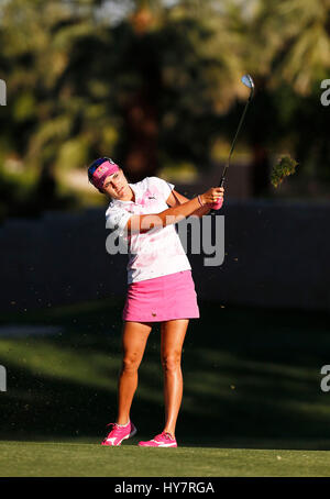 1. April 2017 Lexi Thompson trifft ein Annäherungsschlag am 15. Loch während der dritten Runde der 2017 ANA Inspiration bei der Dinah Shore Turnieranlage im Mission Hills Country Club in Rancho Mirage, Kalifornien. Charles Baus/CSM Stockfoto