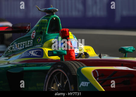 Mexico City, Mexiko. 1. April 2017. Brasilianischer Formel E pilot Lucas di Grassi Abt Schaeffler Audi Sport Team feiert nach dem Sieg der 2017 Mexico City Formel E ePrix von der International Federation of Motor Racing auf der Hermanos Rodriguez Rennstrecke in Mexiko-Stadt, Hauptstadt von Mexiko, 1. April 2017. Bildnachweis: Francisco Canedo/Xinhua/Alamy Live-Nachrichten Stockfoto