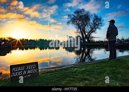 Sonnenaufgang über der Rufford Marina in Lancashire, 2nd. April 2017: Wetter in Großbritannien. Ein schöner Start in den Tag, wenn der Sonnenaufgang seine wärmenden Strahlen über die Kanalboote wirft, die in Rufford Marina in Lancashire festgemacht sind. Dieser lokale Beauty Spot liegt direkt am Leeds/Liverpool Kanal. Mit seinen atemberaubenden Aussichtspunkten und Cafés vor Ort ist es ein sehr beliebter Rastplatz für alle, die diese berühmte Ost-West-Route bereisen. Stockfoto