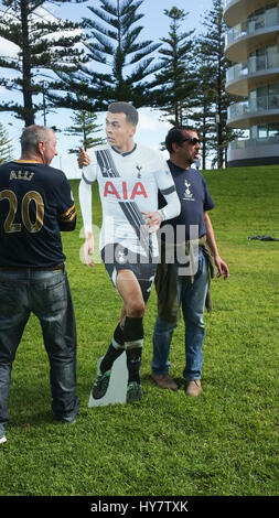 Adelaide, Australien. 2. April 2017. Mitglieder des Vereins Tottenham-Fans mit Sitz in Adelaide bringen Pappfiguren ihrer Lieblingsspieler und Spurs Spieler Dele Alli nach ihr Team-Sieg gegen den FC Burnley in der englischen Premier League Kredit: Amer Ghazzal/Alamy Live-Nachrichten Stockfoto