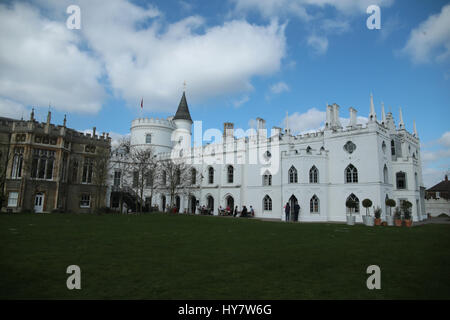 London UK 2. April 2017 Strawberry Hill Großbritanniens schönste Beispiel der georgischen neugotischen Architektur und Innendekoration. Es wurde 1698 als ein bescheidenes Haus, gebaut von der Kutscher des Earl of Bradford. Es verwandelte sich in "eine kleine gotische Burg" von Horace Walpole, Mann der Buchstaben und der Sohn von Englands erster Premierminister. 1747 bis 1792 nach einer £ 8,9 Millionen Restauration mit Unterstützung der Heritage Lottery Fund, das Haus heute für die Öffentlichkeit zugänglich, hatten diejenigen, die besucht eine wirklich Märchen Erfahrung. Bildnachweis: Paul Quezada-Neiman/Alamy Live-Nachrichten Stockfoto