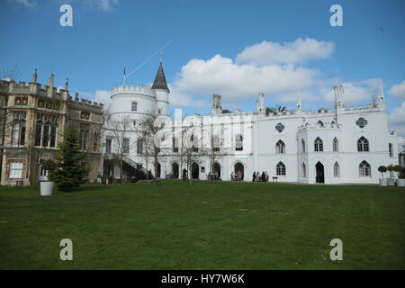 London UK 2. April 2017 Strawberry Hill Großbritanniens schönste Beispiel der georgischen neugotischen Architektur und Innendekoration. Es wurde 1698 als ein bescheidenes Haus, gebaut von der Kutscher des Earl of Bradford. Es verwandelte sich in "eine kleine gotische Burg" von Horace Walpole, Mann der Buchstaben und der Sohn von Englands erster Premierminister. 1747 bis 1792 nach einer £ 8,9 Millionen Restauration mit Unterstützung der Heritage Lottery Fund, das Haus heute für die Öffentlichkeit zugänglich, hatten diejenigen, die besucht eine wirklich Märchen Erfahrung. Bildnachweis: Paul Quezada-Neiman/Alamy Live-Nachrichten Stockfoto