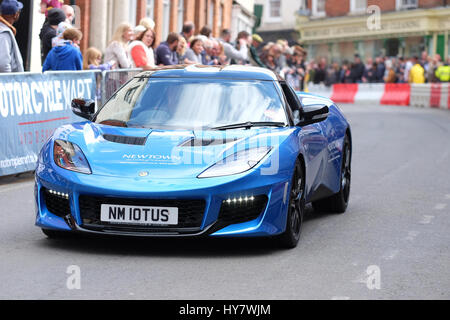 Bromyard Speed Festival, Herefordshire, UK - Sonntag, 2. April 2017 - Classic Autos brüllen durch die Innenstadt von Bromyard als Fans Uhr 2. Bromyard Geschwindigkeit fest. Das Foto zeigt einen brandneue 2017 Lotus Evora 400 Sportwagen. Foto-Steven Mai / Alamy Live News Stockfoto