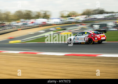 Fawkham, Longfield, UK. 2. April 2017. BTCC Rennfahrer Aron Taylor-Smith und MG Racing RCIB Insurance fährt während der Runde 1 der Dunlop MSA British Touring Car Championship in Brands Hatch Indy (Foto: Gergo Toth / Alamy Live News) Stockfoto