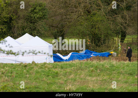 Eastham, Wirral, UK. 2. April 2017. Polizei forensischen teams Invesigate verschwinden und die möglichen Mord an Steven Preston, zuletzt gesehen am 18. September 1992, folgende aktuelle neue Informationen.  Forensische Zelte haben jetzt nach einer umfangreichen Suche des Bereichs errichtet worden.  Die Polizei konzentrierten sich auf einer Fläche von Feldern in der Nähe der M53 und Starbucks in Eastham, Wirral. Bildnachweis: Paul Warburton/Alamy Live-Nachrichten Stockfoto