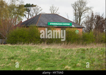 Eastham, Wirral, UK. 2. April 2017. Polizei forensischen teams Invesigate verschwinden und die möglichen Mord an Steven Preston, zuletzt gesehen am 18. September 1992, folgende aktuelle neue Informationen.  Forensische Zelte haben jetzt nach einer umfangreichen Suche des Bereichs errichtet worden.  Die Polizei konzentrierten sich auf einer Fläche von Feldern in der Nähe der M53 und Starbucks in Eastham, Wirral. Bildnachweis: Paul Warburton/Alamy Live-Nachrichten Stockfoto