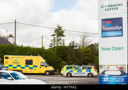 Eastham, Wirral, UK. 2. April 2017. Polizei forensischen teams Invesigate verschwinden und die möglichen Mord an Steven Preston, zuletzt gesehen am 18. September 1992, folgende aktuelle neue Informationen.  Forensische Zelte haben jetzt nach einer umfangreichen Suche des Bereichs errichtet worden.  Die Polizei konzentrierten sich auf einer Fläche von Feldern in der Nähe der M53 und Starbucks in Eastham, Wirral. Bildnachweis: Paul Warburton/Alamy Live-Nachrichten Stockfoto