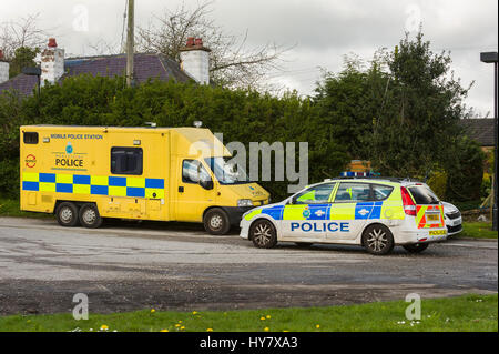 Eastham, Wirral, UK. 2. April 2017. Polizei forensischen teams Invesigate verschwinden und die möglichen Mord an Steven Preston, zuletzt gesehen am 18. September 1992, folgende aktuelle neue Informationen.  Forensische Zelte haben jetzt nach einer umfangreichen Suche des Bereichs errichtet worden.  Die Polizei konzentrierten sich auf einer Fläche von Feldern in der Nähe der M53 und Starbucks in Eastham, Wirral. Bildnachweis: Paul Warburton/Alamy Live-Nachrichten Stockfoto