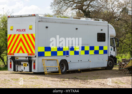 Eastham, Wirral, UK. 2. April 2017. Polizei forensischen teams Invesigate verschwinden und die möglichen Mord an Steven Preston, zuletzt gesehen am 18. September 1992, folgende aktuelle neue Informationen.  Forensische Zelte haben jetzt nach einer umfangreichen Suche des Bereichs errichtet worden.  Die Polizei konzentrierten sich auf einer Fläche von Feldern in der Nähe der M53 und Starbucks in Eastham, Wirral. Bildnachweis: Paul Warburton/Alamy Live-Nachrichten Stockfoto