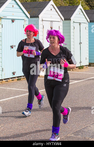 Bournemouth, Dorset, Großbritannien. 2. April 2017. Läufer, die am 10k-km-Lauf teilnehmen. Ein Tag mit warmem, sonnigem Wetter für Läufer, die am Bournemouth Bay Run von 35. zum Thema der 80s am Meer von Bournemouth teilnehmen. Die Teilnehmer wollen lebenswichtige Mittel für die britische Herzstiftung zur Bekämpfung von Herzkrankheiten aufbringen. Kredit: Carolyn Jenkins/Alamy Live News Stockfoto