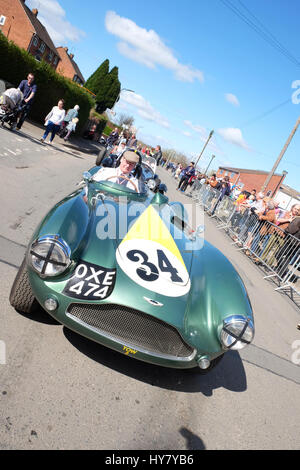 Bromyard Speed Festival, Herefordshire, UK - Sonntag, 2. April 2017 - Oldtimer und Oldtimer-show - ein Aston Martin DB3S verlässt das Fahrerlager und bereitet sich auf einen Rundweg um die Innenstadt vor einer großen Menschenmenge zu fahren - die Veranstaltung wird voraussichtlich mehr als 7.000 Menschen angezogen haben. Foto-Steven Mai / Alamy Live News Stockfoto