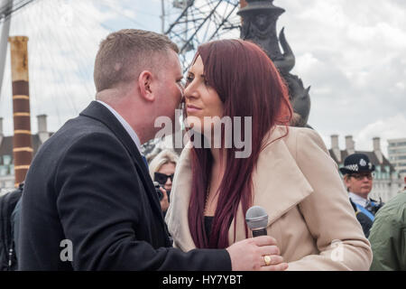 London, UK. 1. April 2017. London, UK. 1. April 2017. Großbritanniens erste Führer Paul Golding grüßt stellvertretender Leiter Jayda Fransen mit einem Kuss auf ihre Kundgebung auf dem Damm. Demonstrationen und Kundgebungen von Britain First und die EDL (English Defence League) in Reaktion auf den Terroranschlag von London waren dagegen vom antifaschistischen Netzwerk, London Antifaschisten und vereinen gegen Faschismus (UAF), die die extremistischen direkt auf den Angriff ihrer Anti-muslimischen und Anti-Migranten rassistische Propaganda Kraftstoff zu beschuldigen. Peter Marshall ImagesLive Credit: Peter Marshall/ImagesLive/ZUMA Draht/Alamy Live-Nachrichten Stockfoto