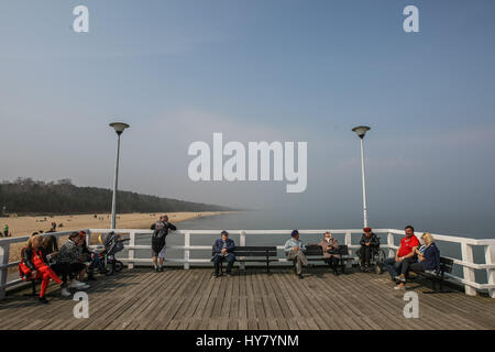 Danzig, Polen. 2. April 2017. Menschen Enjoing warmes Wetter, an der Danziger Brzezno Seebrücke an der Ostseeküste sind in Danzig auf 2. April 2017 gesehen. Schließen mit Temperaturen um 20 Grad Celsius Grad, Frühling definitiv nach Polen gekommen. Meteorologen vorhersagen nächste Tagen des warmen Wetters in Polen Credit: Michal Fludra/Alamy Live News Stockfoto