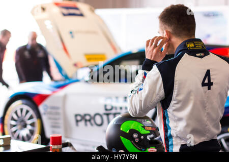 Fawkham, Longfield, UK. 2. April 2017. BTCC Rennfahrer Colin Turkington und Team BMW vor Runde 2 der Dunlop MSA British Touring Car Championship in Brands Hatch Indy. Foto: Gergo Toth / Alamy Live News Stockfoto