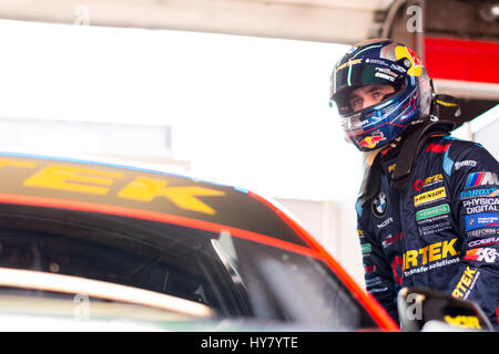 Fawkham, Longfield, UK. 2. April 2017. BTCC Rennfahrer Andrew Jordan und BMW Pirtek Racing vor Runde 2 der Dunlop MSA British Touring Car Championship in Brands Hatch Indy. Foto: Gergo Toth / Alamy Live News Stockfoto