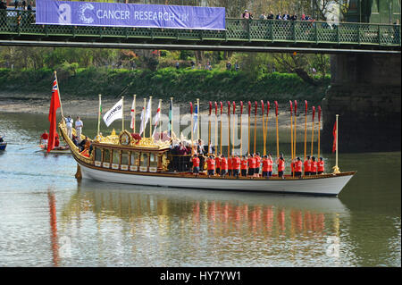 London, UK. 2. April 2017. Im Build bis zum Beginn der Regatta 2017 Krebs Forschung war die Themse mit mehreren Schiffen einschließlich steifen aufblasbaren Polizei Motorboote, RNLI Rettungsboote und der Königin Zeile Barge "Gloriana", begleitet von einer Flotte von traditionellen Ruderboote beschäftigt. Bildnachweis: Michael Preston/Alamy Live-Nachrichten Stockfoto