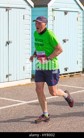 Bournemouth, Dorset, Großbritannien. 2. April 2017. Läufer, der am 10k-km-Lauf teilnimmt. Ein Tag mit warmem, sonnigem Wetter für Läufer, die am Bournemouth Bay Run von 35. zum Thema der 80s am Meer von Bournemouth teilnehmen. Die Teilnehmer wollen lebenswichtige Mittel für die britische Herzstiftung zur Bekämpfung von Herzkrankheiten aufbringen. Kredit: Carolyn Jenkins/Alamy Live News Stockfoto