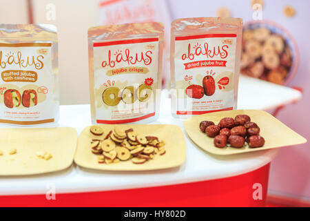 ExCel Exhibition Centre, London, UK. 2. April 2017. Abakus getrocknete Snacks hergestellt aus Jujube, ein relativ unbekanntes Datum-Frucht auf dem Display. Aussteller und Besucher mischen sich auf Europas größte Messe für Naturprodukte, einschließlich natürliche Gesundheitsprodukte, natürlichen und Bio-Lebensmittel, Naturkosmetik und Produkte für den Haushalt. Bildnachweis: Imageplotter und Sport/Alamy Live Nachrichten Stockfoto